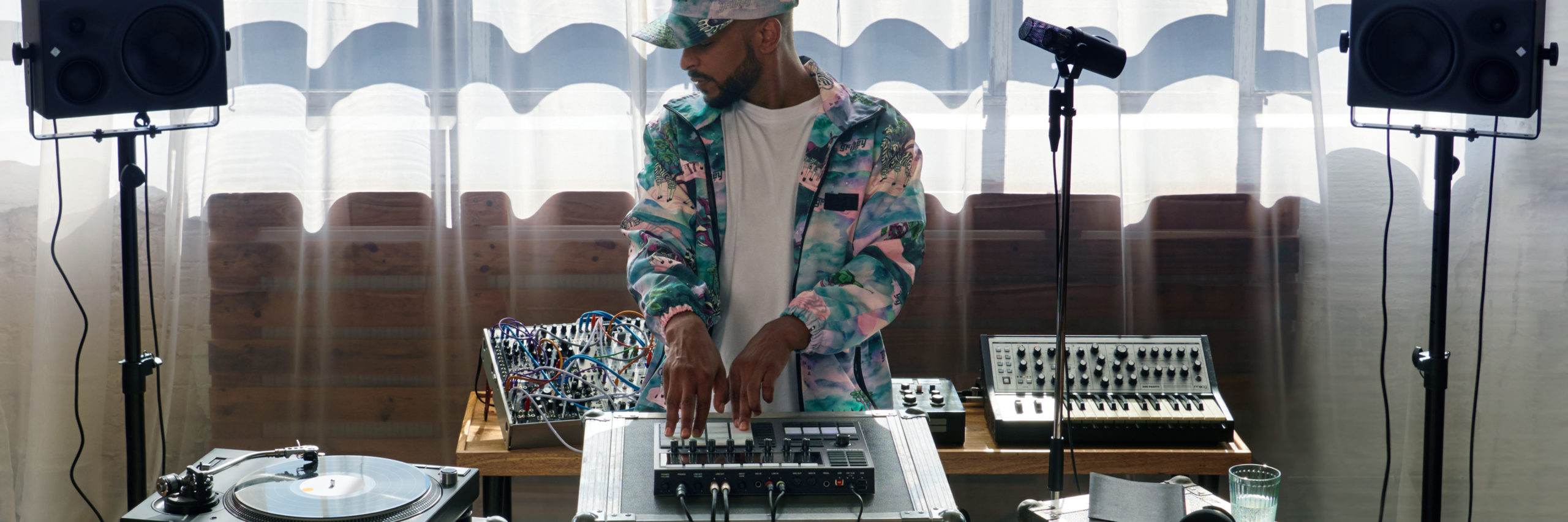 img welcome hero maschine plus product page 01 welcome screen 9b48b4408814313fe6309dd4be7edad7 d@2x scaled